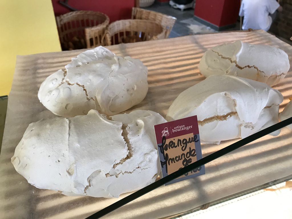 Almond meringues